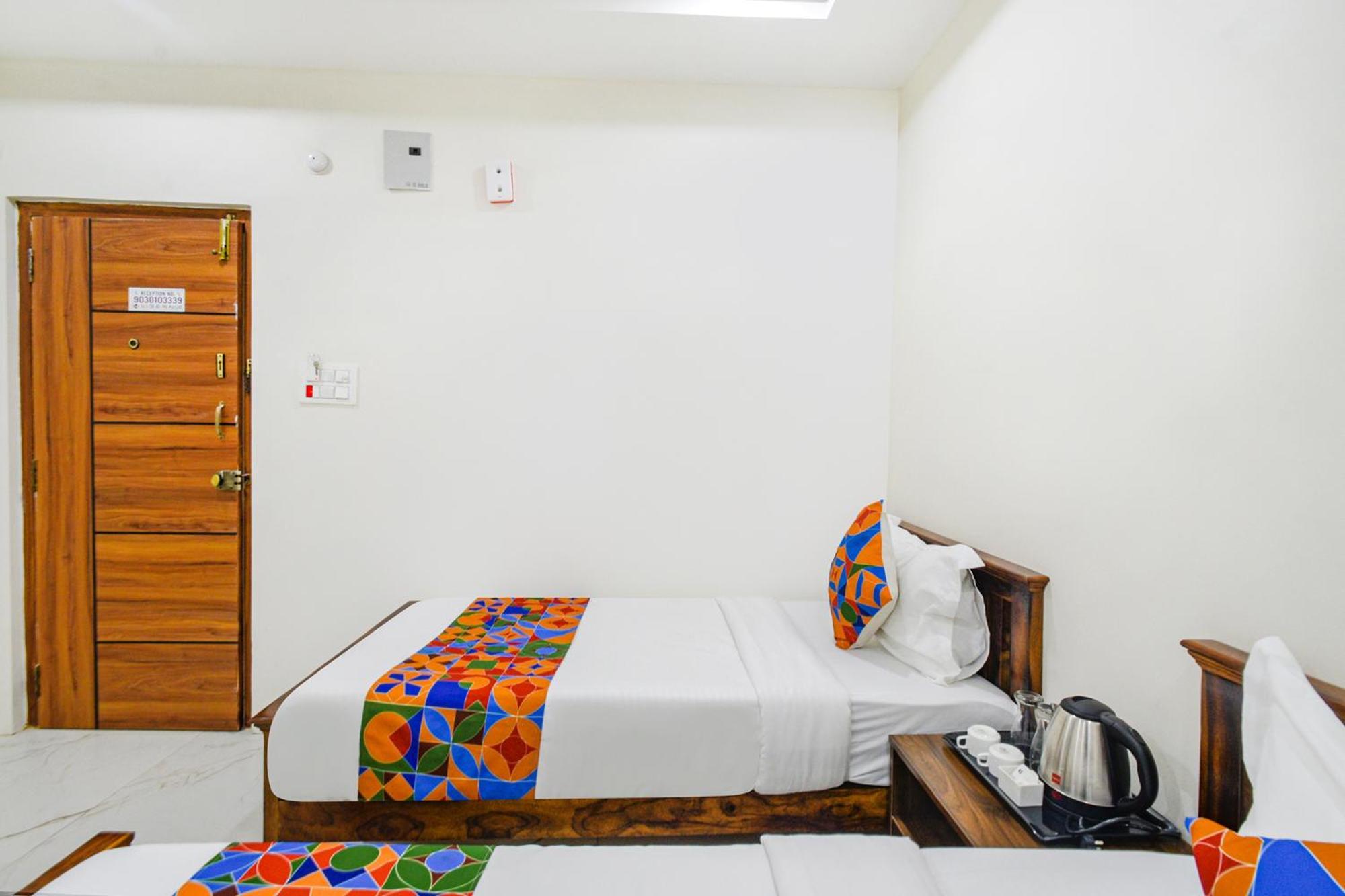 Fabhotel Ssr Ikon Suites - Nr Hyderabad Central University, Kondapur Exteriör bild